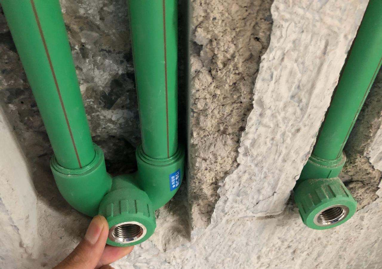 冷熱水管挨在一起安全嗎？如何正確設(shè)置水管位置？